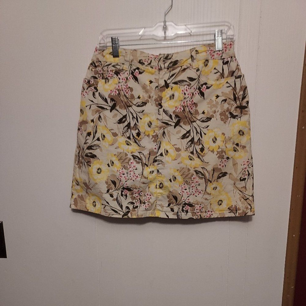 Crofts &Barrow skort   10  waist is 32 inches length 18 EX COND
